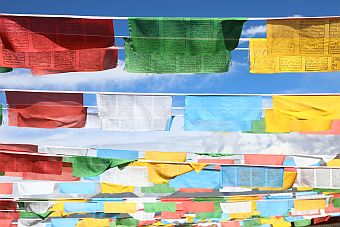 Solche Gebetsfahnen hängen in Tibet überall herum und sollen die Gebete in den Himmel tragen.<br>Weiß steht für die Luft, Rot für das Feuer, Grün für das Wasser, Gelb für die Erde und Blau für die Leere, also für manches Gehirn.