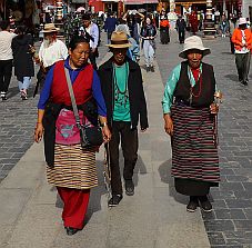 In Lhasa ist es ein übliches Bild, dass Pilger mit einer Gebetsmühle oder einer Art Rosenkranz in der Hand um das Heiligtum herum pilgern.