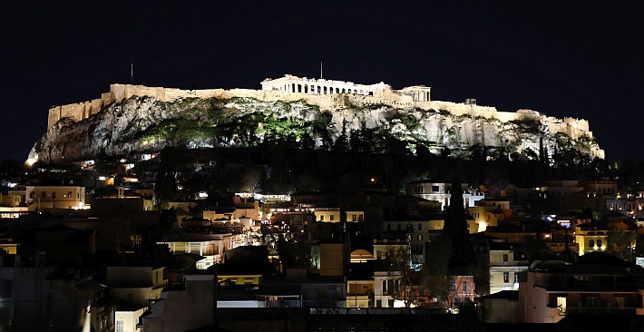 Die Akropolis von Athen thront ca. 60 m über dem Rest der Stadt und ist dadurch bei Tag und Nacht gut aus der Ferne zu fotografieren.