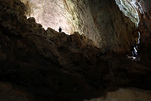 Zu Beginn war die Höhle noch hell und einfach zu begehen.