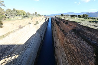 Der Kanal von Korinth ist unten nur 25 m breit, kann aber bis zu 320 km Weg abnehmen.