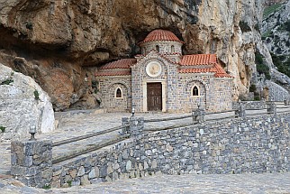 Die kleine Kirche Agios Nikolaos schmiegt sich pittoresk unter einen Berghang in der Kotsifou-Schlucht.
