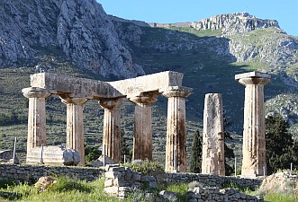 Bei den wenigen Säulen, die in Korinth noch stehen, ist es schwierig, sich die antike Stadt vorzustellen.